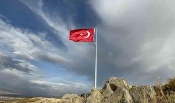 20 yıllık hayalleri gerçekleşti! Ermenistan sınırına Türk bayrağı diktiler