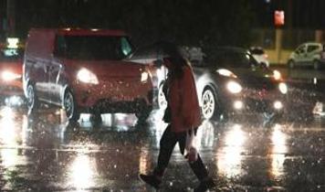 İstanbul'da sağanak kabusu: Trafik kilitlendi, yollar göle döndü