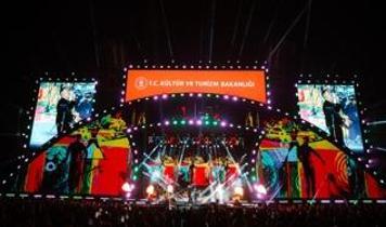 Oğuzhan Koç İzmir Kültür Yolu Festivali'nde sahneye çıktı!