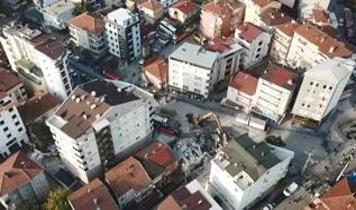 Kocaeli'de çöken apartman ve tahliye edilen binaların bulunduğu bölgede çalışmalar sürüyor