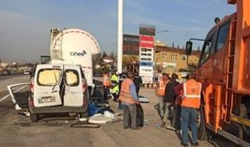 Ankara'da feci kaza! Tankere çarpan otomobildeki 3 kişi hayatını kaybetti