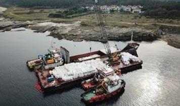 Kandıra'da karaya oturan gemideki yük tahliye ediliyor