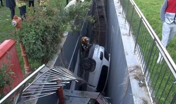 Otoparktan çıkan kadın sürücü araçlara çarparak boşluğa düştü