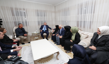 İlk misafir Cumhurbaşkanı Erdoğan! Depremzede aileye yeni yuvalarında sürpriz ziyaret