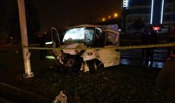 Malatya'da aydınlatma direğine çarpan minibüs sürücüsü hayatını kaybetti