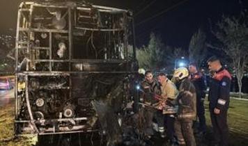 İzmir'de seyir halindeki belediye otobüsü alev aldı