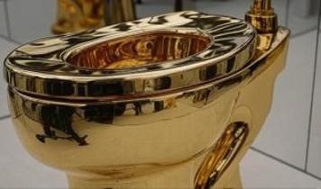 Altın tuvalet 12,1 milyon dolara satıldı