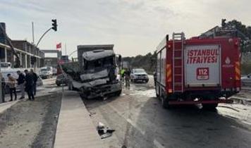 İstanbul'da feci kaza: İki kamyon kafa kafaya çarpıştı