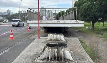 Avcılar'da vincin çarpması sonucu hasar gören üst geçit kaldırıldı