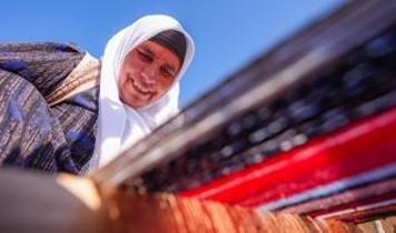 El emeği göz nuru! Evinin avlusundaki tezgâhla asırlık kilimler dokuyor