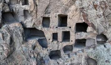 Kayaların içine kurulan 2 bin yıllık "Öksüt Kalesi" zamana direniyor