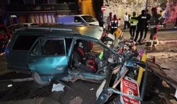 Hatalı sollama sonucu meydana gelen kazada araç hurdaya döndü