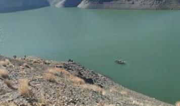 Van'da 3 kişinin bulunduğu araç baraj gölüne düştü