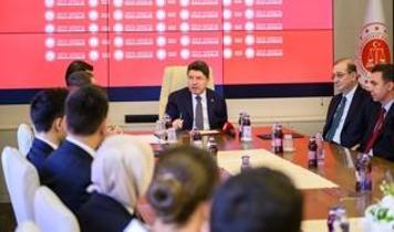 Bakan Tunç, dereceye giren hakim ve savcı adaylarına cübbelerini teslim etti