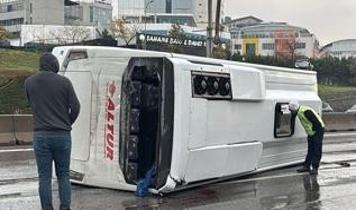 İstanbul'da yağış sebebiyle servis minibüsü devrildi
