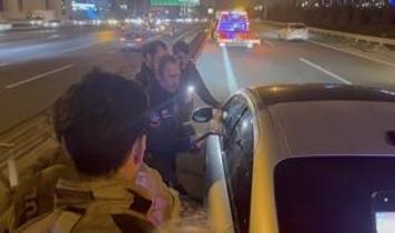 TEM'de uyuyakalan sürücüye ulaşmak için aracın camını baltayla kırdılar