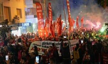 CHP'li belediyeye işçilerden tepki... Meşalelerle eylem yaptılar