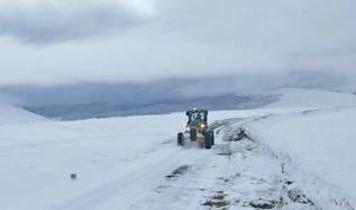 Kars'ta kar yağışı nedeniyle kapanan köy yolları ulaşıma tekrar açıldı