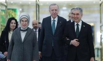 Cumhurbaşkanı Erdoğan, Türkmenistan'da Halk Maslahatı Başkanı Berdimuhamedov tarafından karşılandı