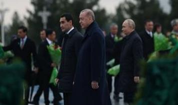 Cumhurbaşkanı Erdoğan, Türkmenistan'da Tarafsızlık Anıtı'na çelenk koyma törenine katıldı