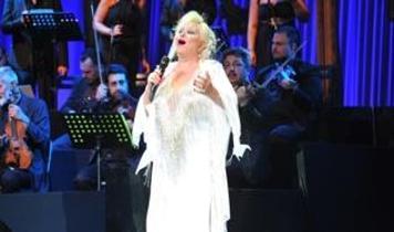 Tokat da yedi, sahnelerden uzak tutulmaya da çalışıldı... Muazzez Abacı'nın acılarla dolu hayatı yürek burktu