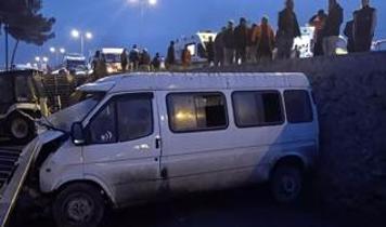 Sinop'ta servis minibüsüyle otomobil çarpıştı: 1 ölü