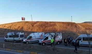 Kırıkkale'de üç servis aracı kazaya karıştı: 10 kişi yaralı