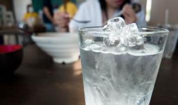 Soğuk su içiyorsanız dikkat! Midenizin sessizce yaşadığı 5 şaşırtıcı gerçek