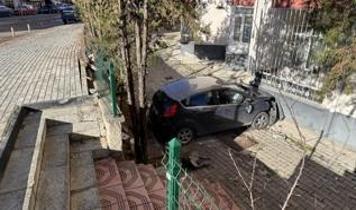 Yozgat'ta otomobil apartman bahçesine düştü, 4 kişi yaralandı