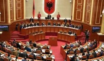 Arnavutluk Meclisi'nde milletvekilleri birbirine girdi
