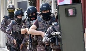 Polis zulayı patlattı, kapıcı dairesi 'zehir deposu' çıktı