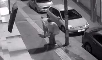 İstanbul'da yaşlı adama acımasız saldırı! Alkollü kadın tekme tokat dövdü