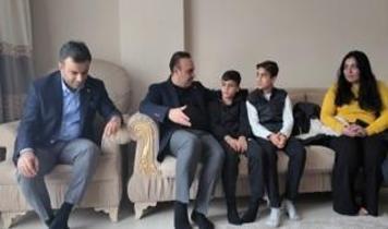 Altın dolu çantayı sahibine ulaştırmışlardı! Türkiye'nin takdirini kazanan çocuklara Bakan Kacır'dan sürpriz