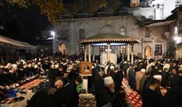 Eyüp Sultan Camisi'nde üç ayların başlaması dolayısıyla dua edildi