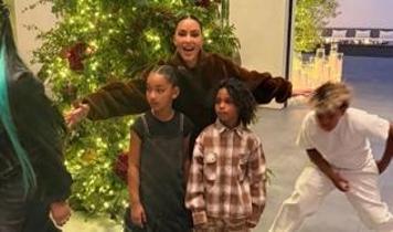 Kim Kardashian dört çocuğuyla tatil fotoğrafı çekme girişimini paylaştı