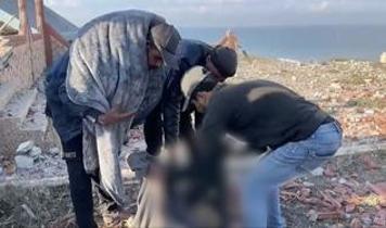 Gazze'de bir evin enkazından 25 Filistinlinin cenazesi çıkarıldı