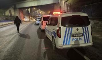 Karabük'te polisin "dur" ihtarına uymayan ehliyetsiz ve alkollü sürücü kaza yaptı