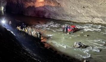 Hakkari'de Zap Suyu'na düşen aracın sürücüsü ağır yaralandı