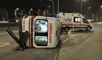 Karabük'te otomobil ile çarpışan ambulanstaki 3 sağlık çalışanı yaralandı