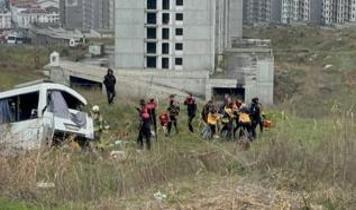 Esenyurt'ta servis midibüsü devrildi! Ölü ve yaralılar var