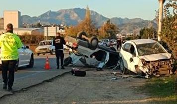Adana'da park halindeki araca çarpan otomobildeki 2 kişi yaralandı