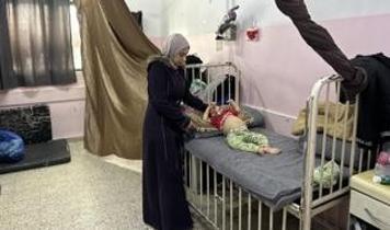 Gazze'de tedavi olamayan çocuklar hastane köşelerinde ölümle pençeleşiyor