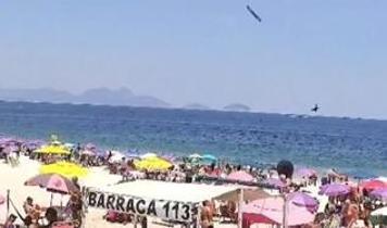 Uçak plajdakilerin gözü önünde denize düştü! Kaza anı kamerada