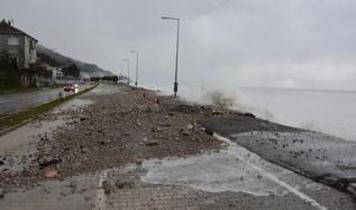 Fırtına nedeniyle oluşan dev dalgalar sahil şeridine zarar verdi