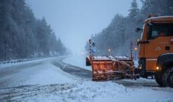 Kar yağışı hayatı olumsuz etkiledi!  Gerede-Karabük il sınırı arasındaki yol trafiğe kapatıldı