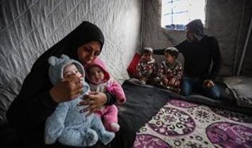 Gazze'de soykırımdan sağ kurtulanlar bu kez çadırlarda hayatta kalmanın savaşını veriyor