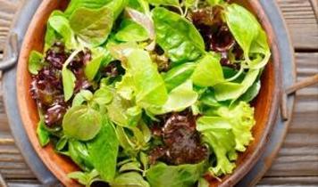 Salatanın yeşilliklerini haftalarca taze tutmanın basit yöntemi