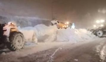 Bitlis'te korku dolu anlar! Araçları üzerine çığ düştü