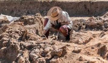 Arkeologlar Galler'de gizemli kadın mezarlığının sırlarını çözüyor