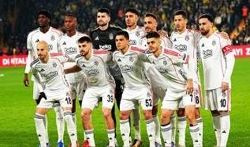 Beşiktaş açıkladı! 2 oyuncu ile yollar resmen ayrılıyor